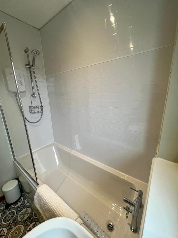 Comfortable, Modern Apartment With Parking. Inverness. Buitenkant foto