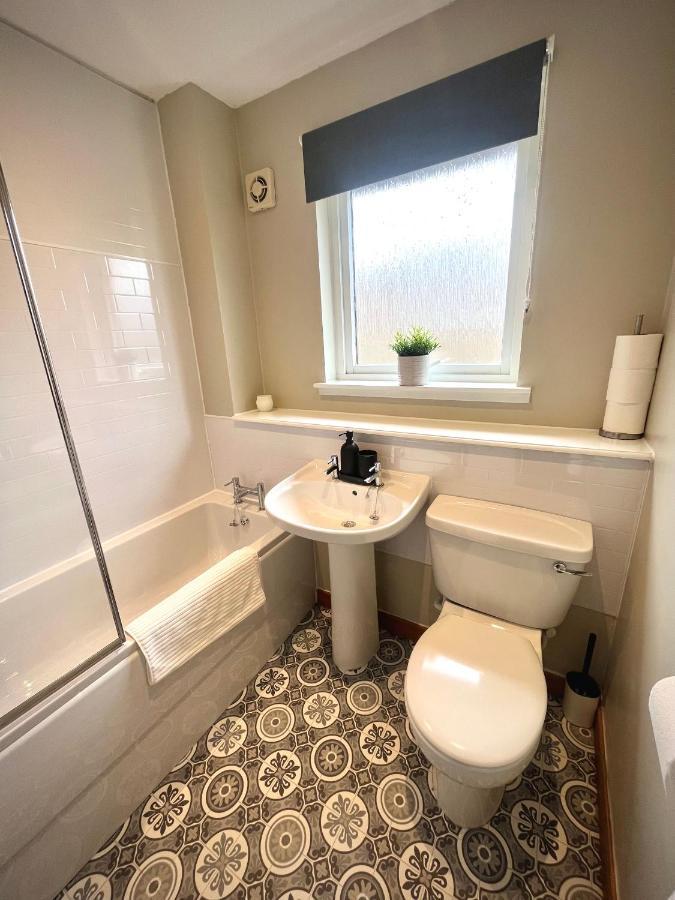 Comfortable, Modern Apartment With Parking. Inverness. Buitenkant foto