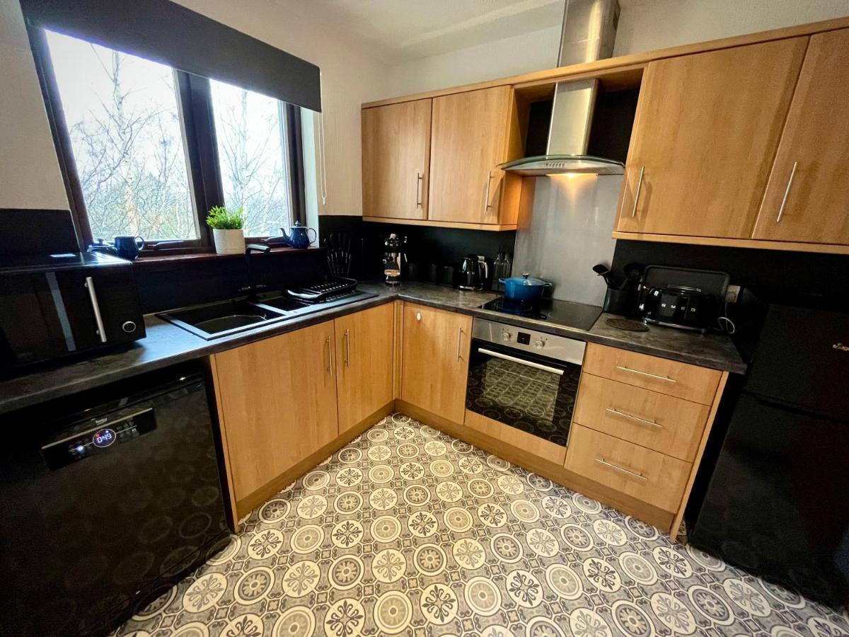 Comfortable, Modern Apartment With Parking. Inverness. Buitenkant foto