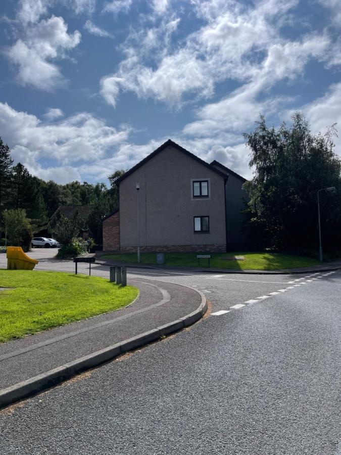 Comfortable, Modern Apartment With Parking. Inverness. Buitenkant foto