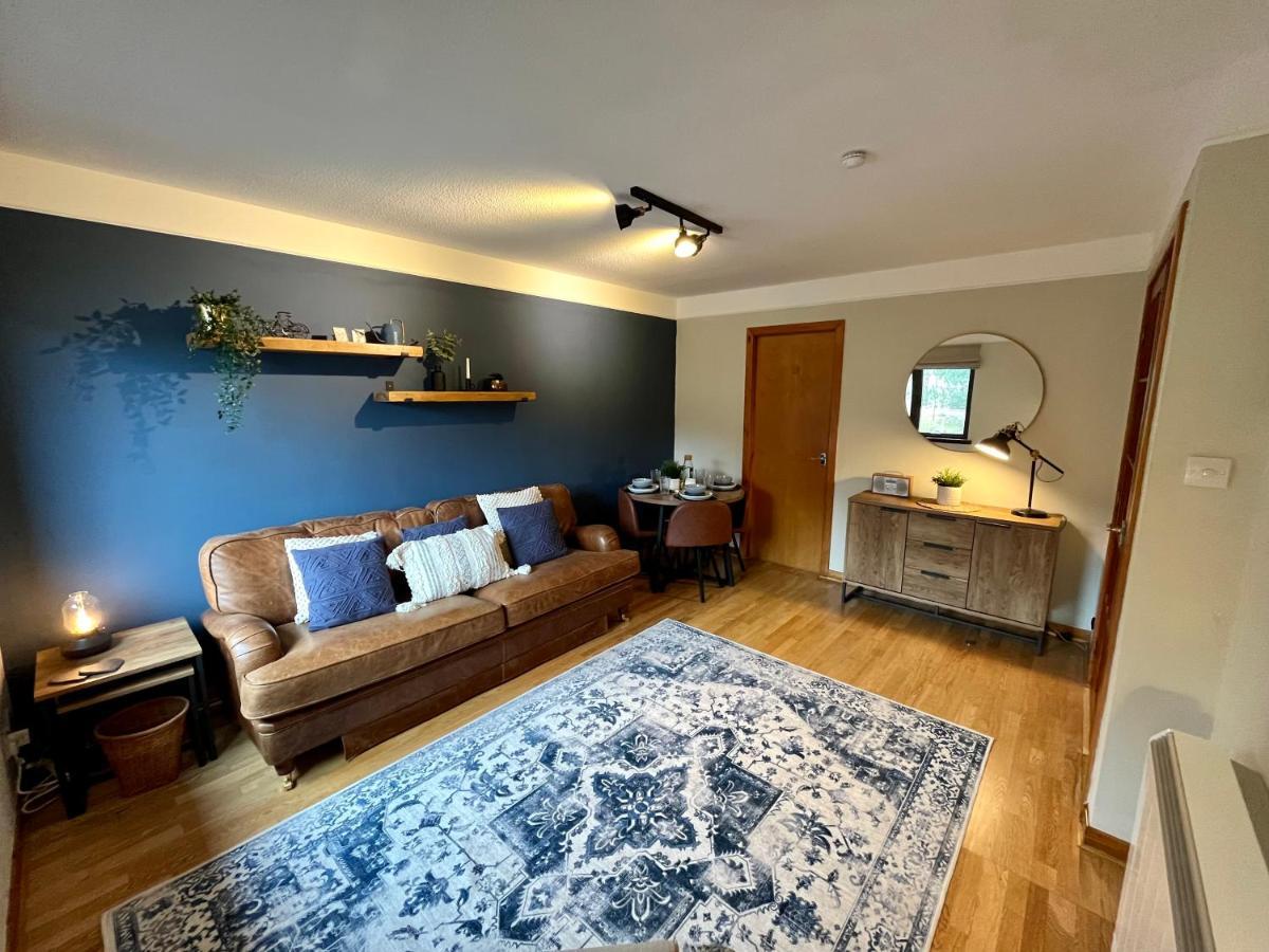 Comfortable, Modern Apartment With Parking. Inverness. Buitenkant foto