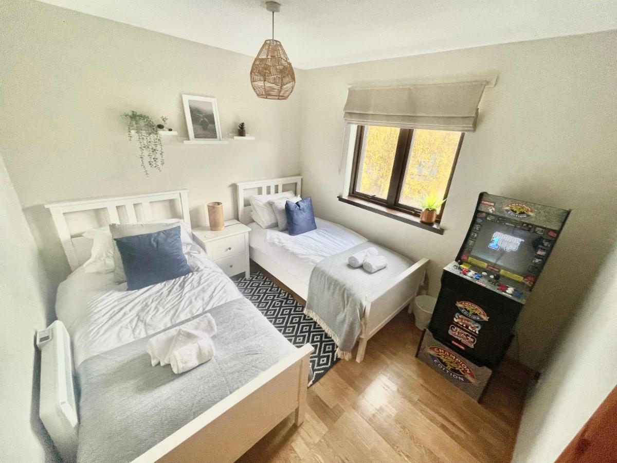 Comfortable, Modern Apartment With Parking. Inverness. Buitenkant foto
