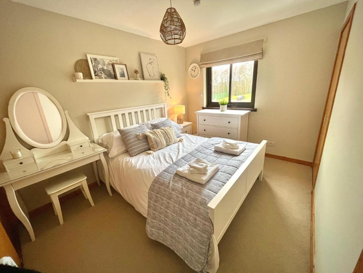 Comfortable, Modern Apartment With Parking. Inverness. Buitenkant foto