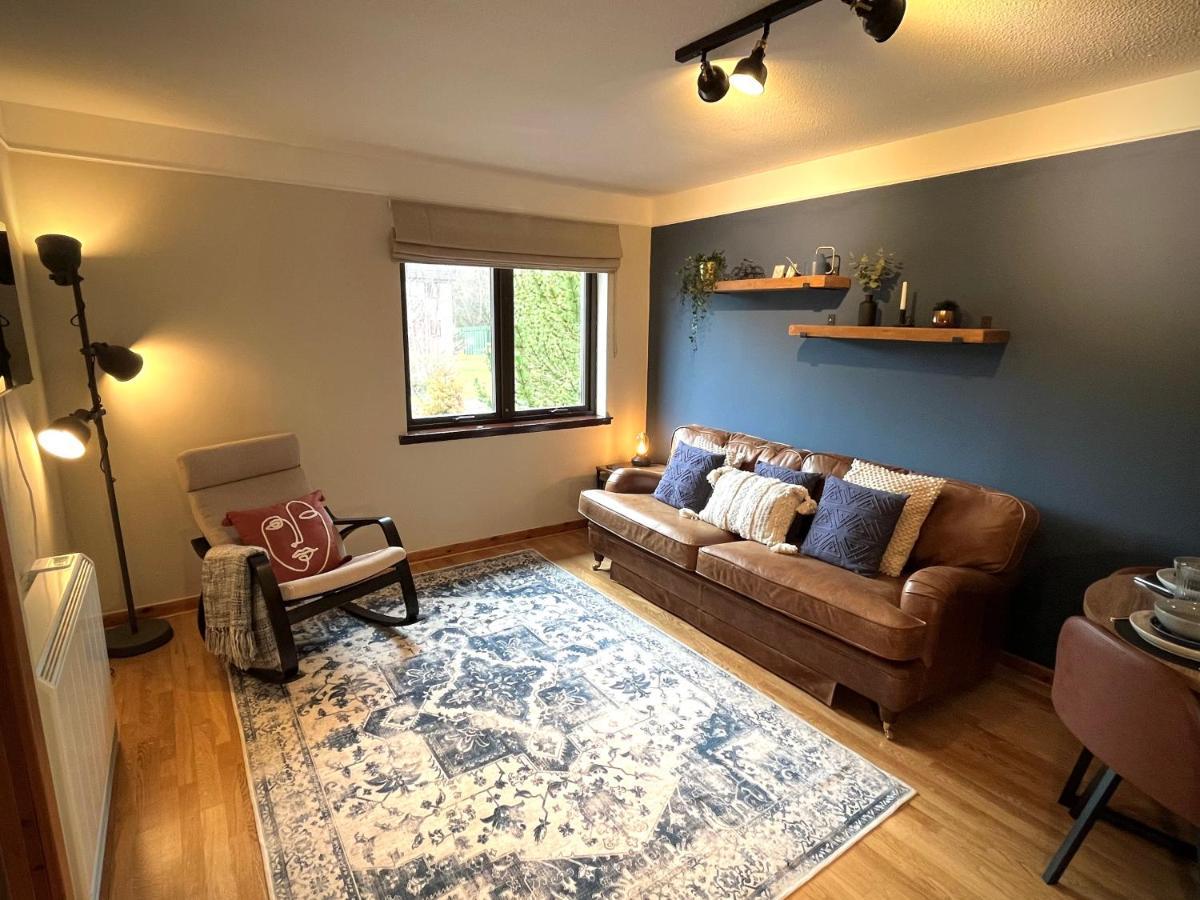 Comfortable, Modern Apartment With Parking. Inverness. Buitenkant foto
